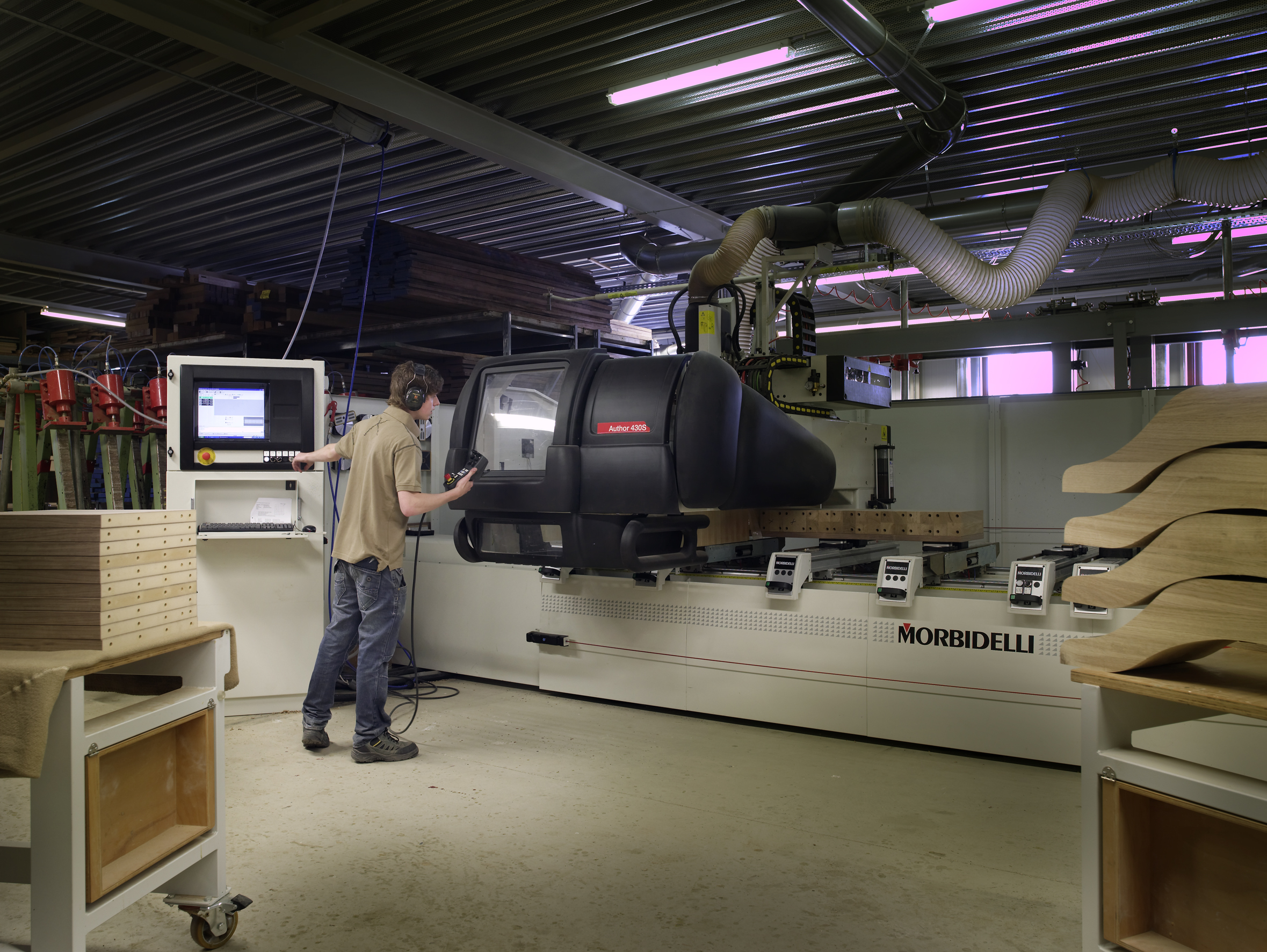 Maschinenbediener an einer CNC-Anlage – Einblick in professionelle Fertigungsprozesse wie sie KREKO konstruiert